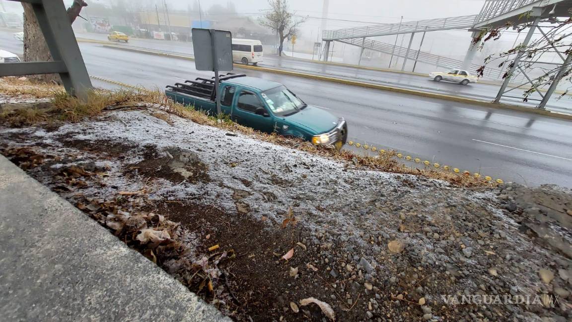 $!Las banquetas cuentan con hielo que dificulta el paso de los transeúntes.