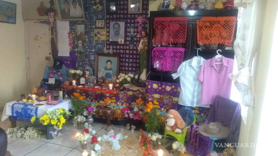 $!¿Ya viste estos altares en Saltillo? Dedicados a familiares, Walt Disney, Juan Gabriel, Cri-Cri y más (Fotos)