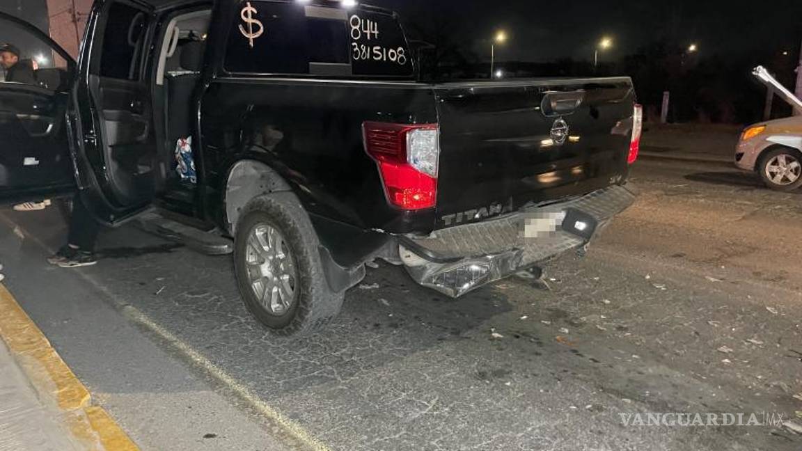 $!Una Nissan Titan fue proyectada contra un taxi tras el fuerte choque ocurrido en los bulevares Fundadores y Colosio.