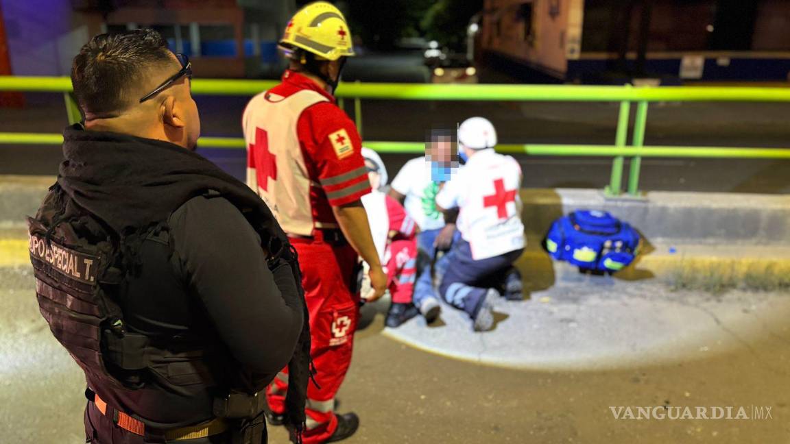 $!Paramédicos de la Cruz Roja valoraron al conductor en el sitio.