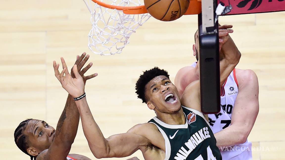 $!Kawhi Leonard vuelve al 'ruedo' y lleva a los Raptors a acercarse en la serie ante Bucks