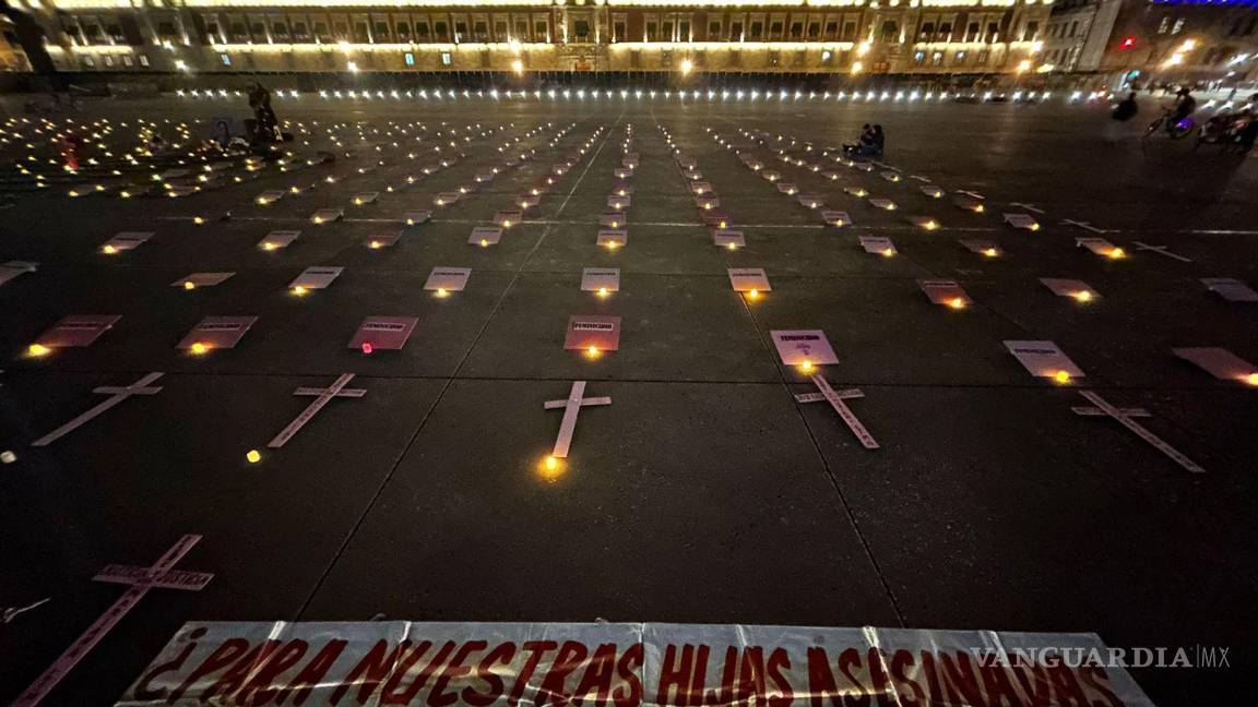 $!Aspectos de la velada que se realiza en el Zócalo capitalino para exigir justicia por las mujeres desaparecidas y victimas de feminicidios.