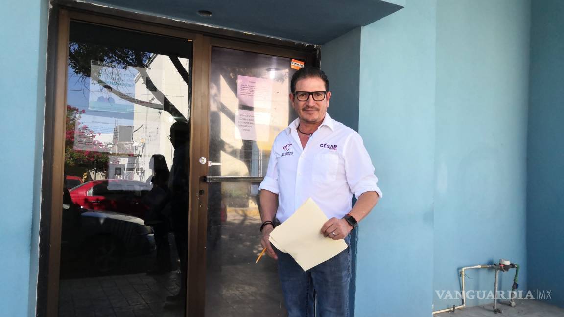 Director de la oficina de Pasaportes se enfrenta a regidor independiente de Monclova