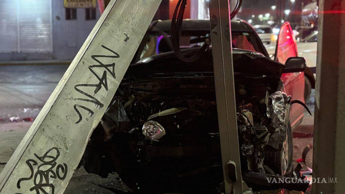 $!El fuerte impacto dejó semáforos fuera de servicio en la intersección de Francisco Coss y Mariano Abasolo.