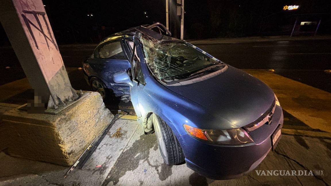 $!El conductor perdió el control del auto mientras esquivaba a otro vehículo en Paseo de la Reforma.