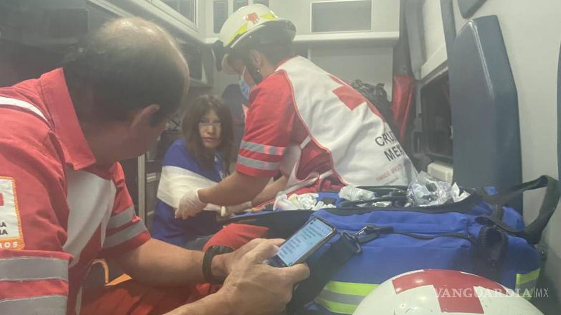 $!La pasajera de 16 años terminó herida en el pavimento.