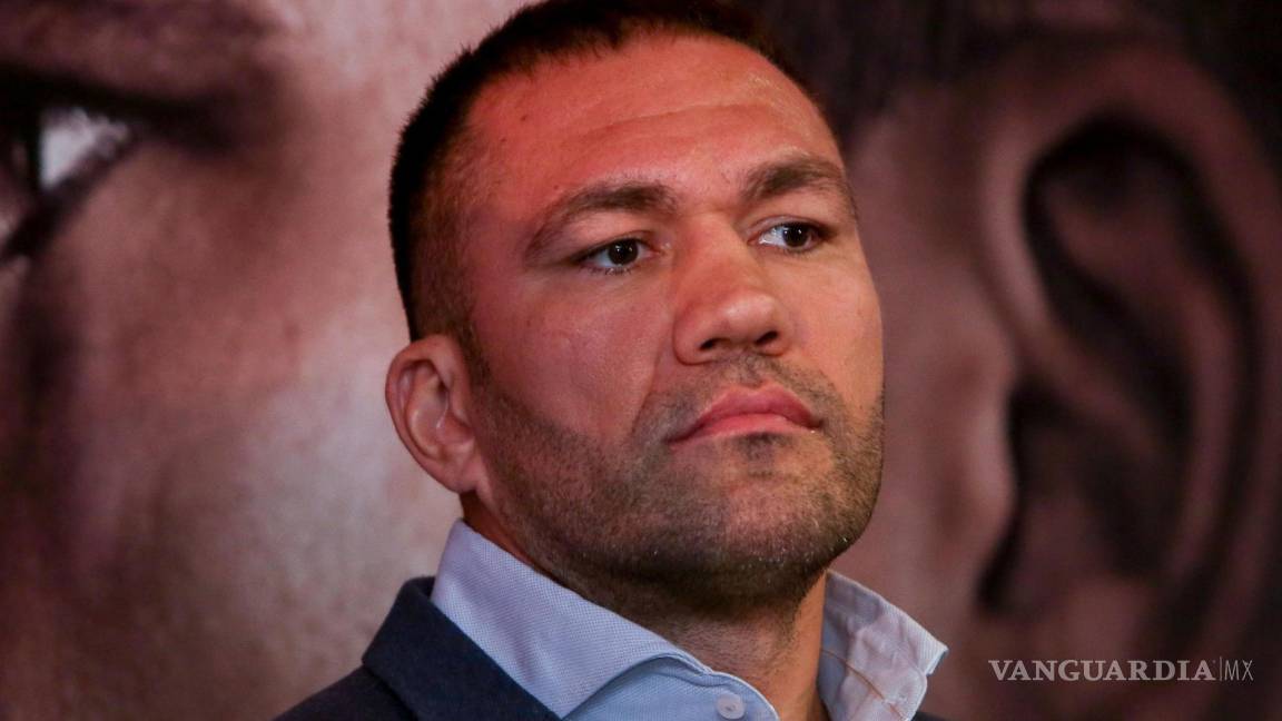 $!Boxeador que besó a periodista sin su consentimiento se queda sin licencia para pelear