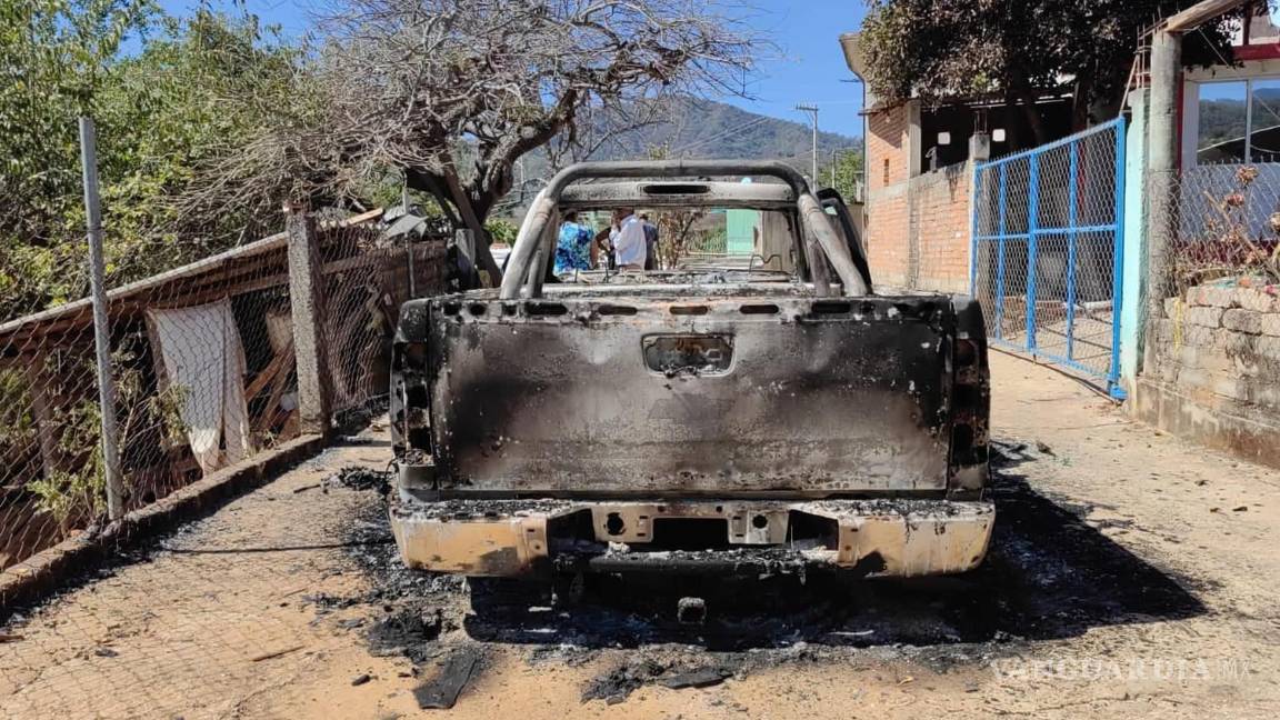 $!La noche del jueves pasado, un grupo de hombres armados llegó a Coacoyulillo y le prendió fuego a tres casas y cinco vehículos