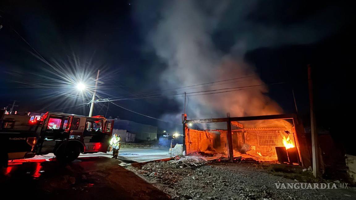 $!Elementos del cuerpo de Bomberos trabajaron para sofocar las llamas del inmueble.