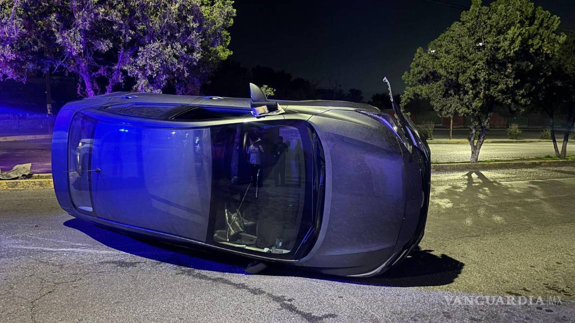 $!El impacto contra un árbol en el camellón central provocó que el Nissan utilizara el tronco como rampa antes de volcarse.