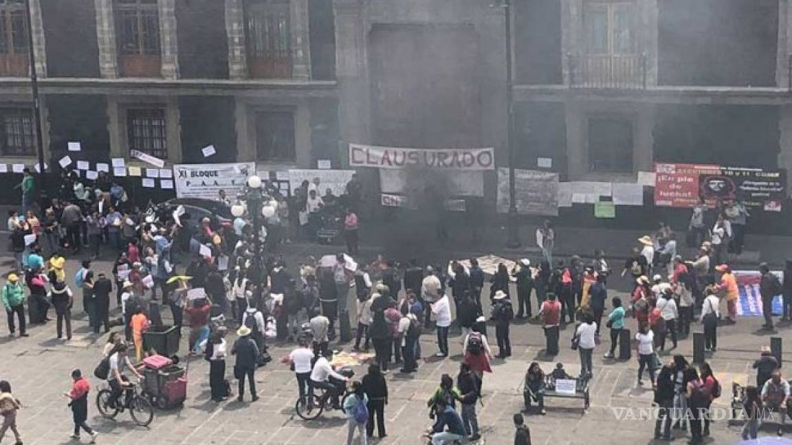 CNTE quema figuras de Elba Esther y Nuño frente a la SEP