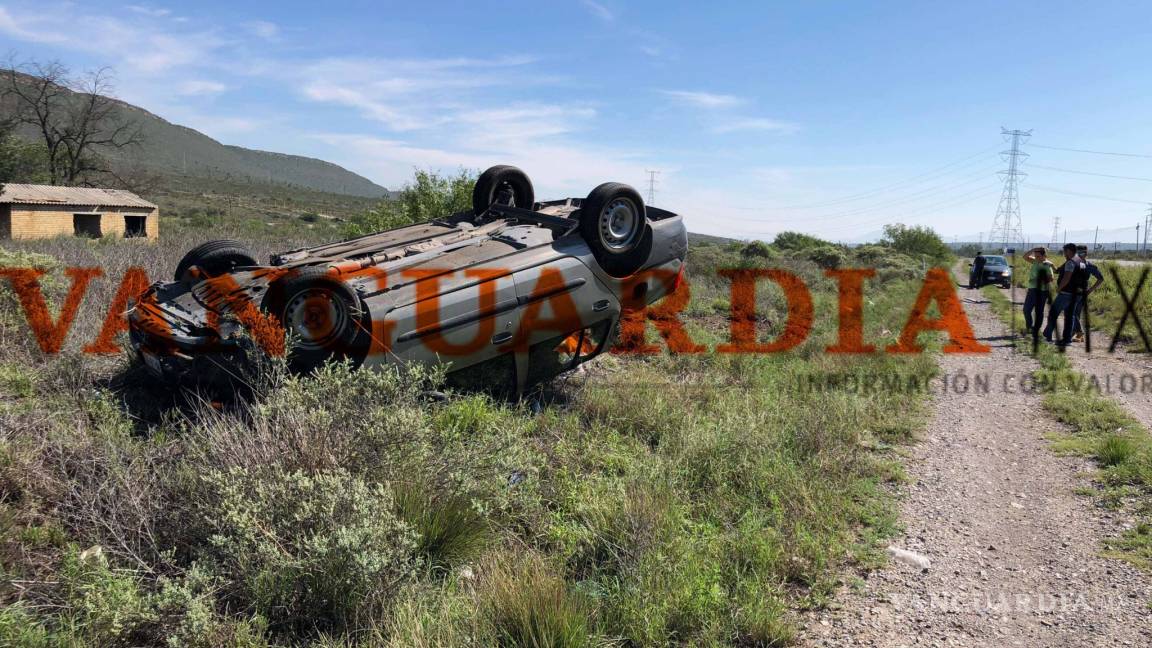 Conductor termina de cabeza tras volcadura en la carretera Saltillo - Zacatecas