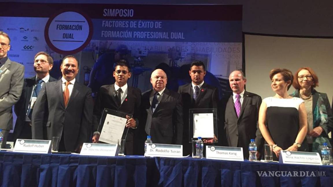 Certifican a primeros egresados del MMFD; dos jóvenes del Conalep Saltillo