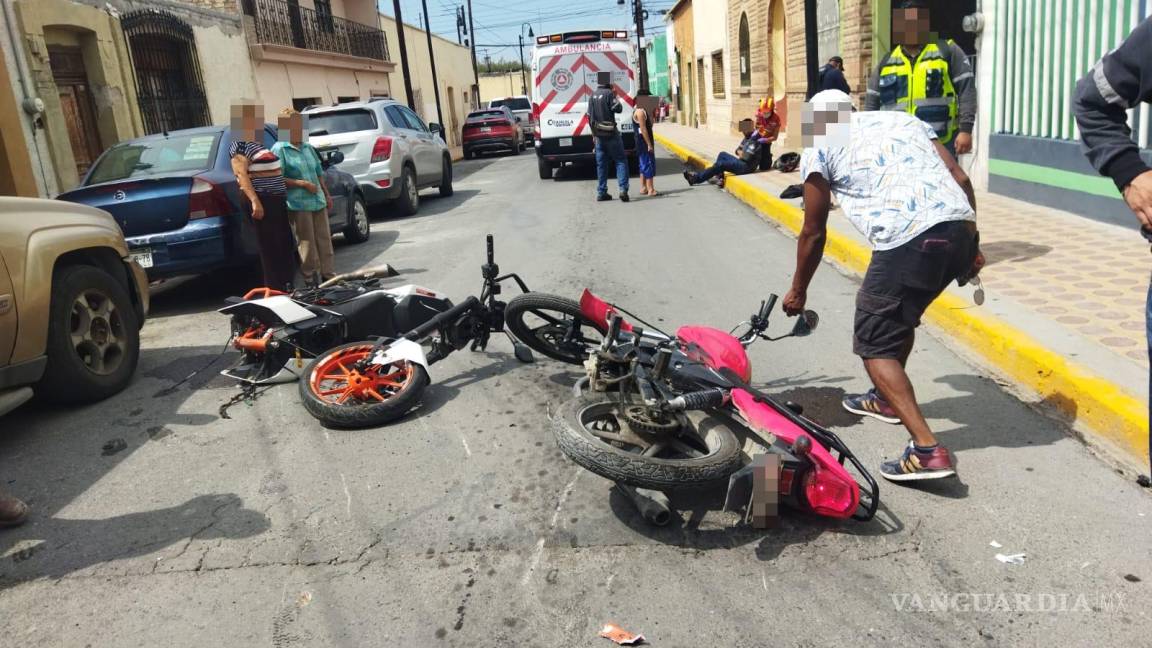 Chocan dos motocicletas al no ceder el paso en el centro de Ramos Arizpe; deja tres lesionados