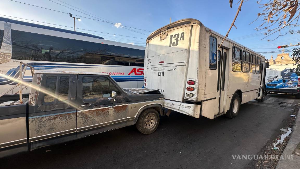 Causa transporte de personal choque múltiple en Saltillo; afectó la circulación