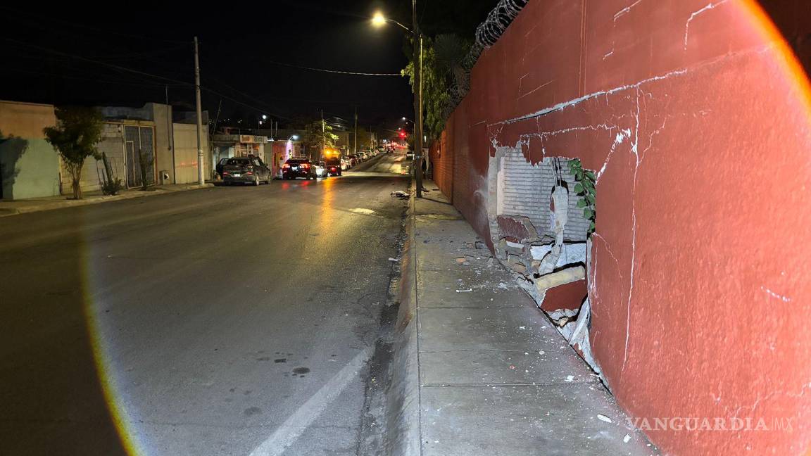 $!La barda perimetral de la primaria presentó un boquete de gran tamaño tras el impacto del Mercedes.