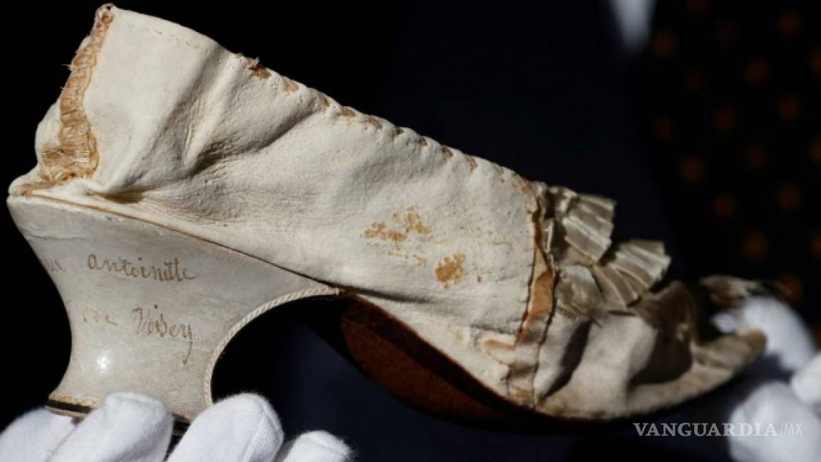 Subastan zapato de seda que usó la reina María Antonieta
