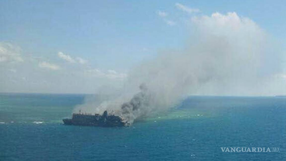 Se incendia ferry en Mar de Java; al menos 5 muertos