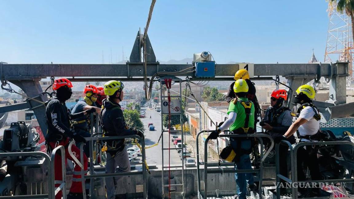 A curso de Rescate en Remontes Mecánicos empleados del teleférico en Torreón