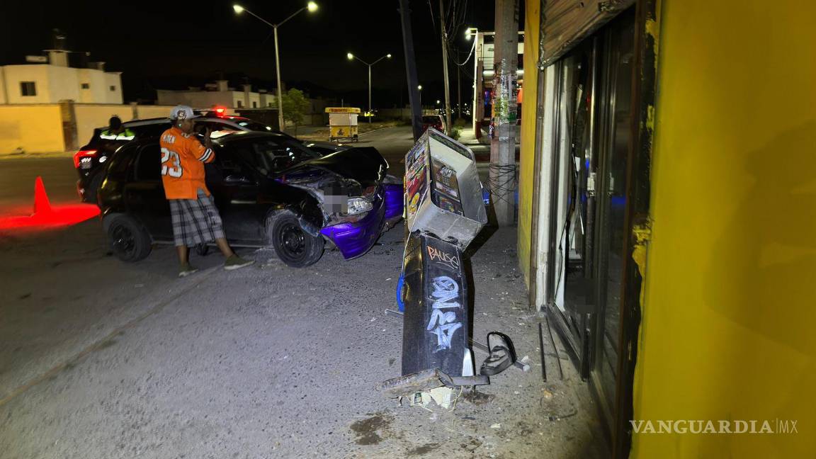 $!El Chevy afectado terminó proyectado contra un local de ropa.