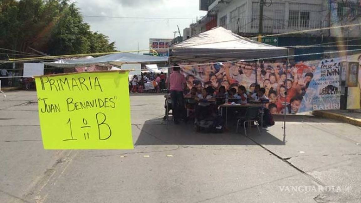 Alumnos toman clases en las calles de Chiapas luego del sismo