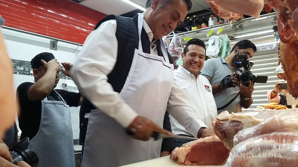 &quot;Escondan los machetes y los cuchillos&quot;, gritan en visita de 'El Bronco' a mercado en Querétaro