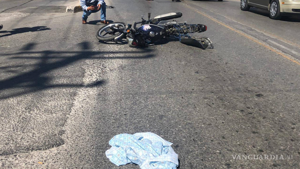 Motociclista pega por alcance y va al hospital