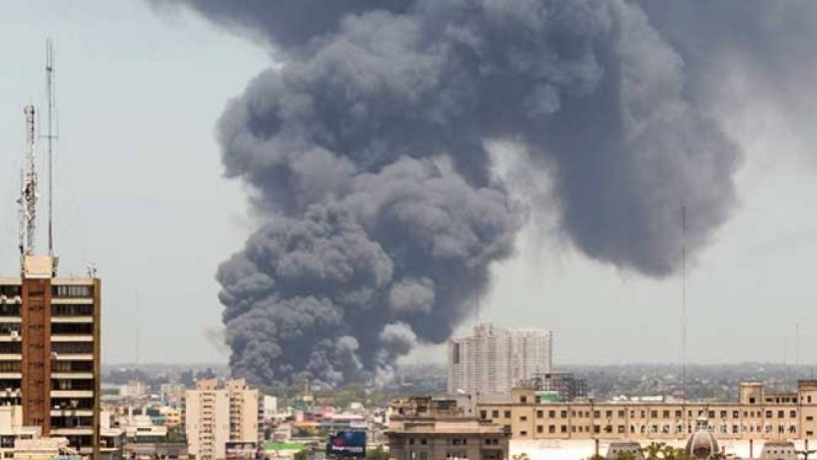 Incendio destruye fábrica de colchones en Buenos Aires