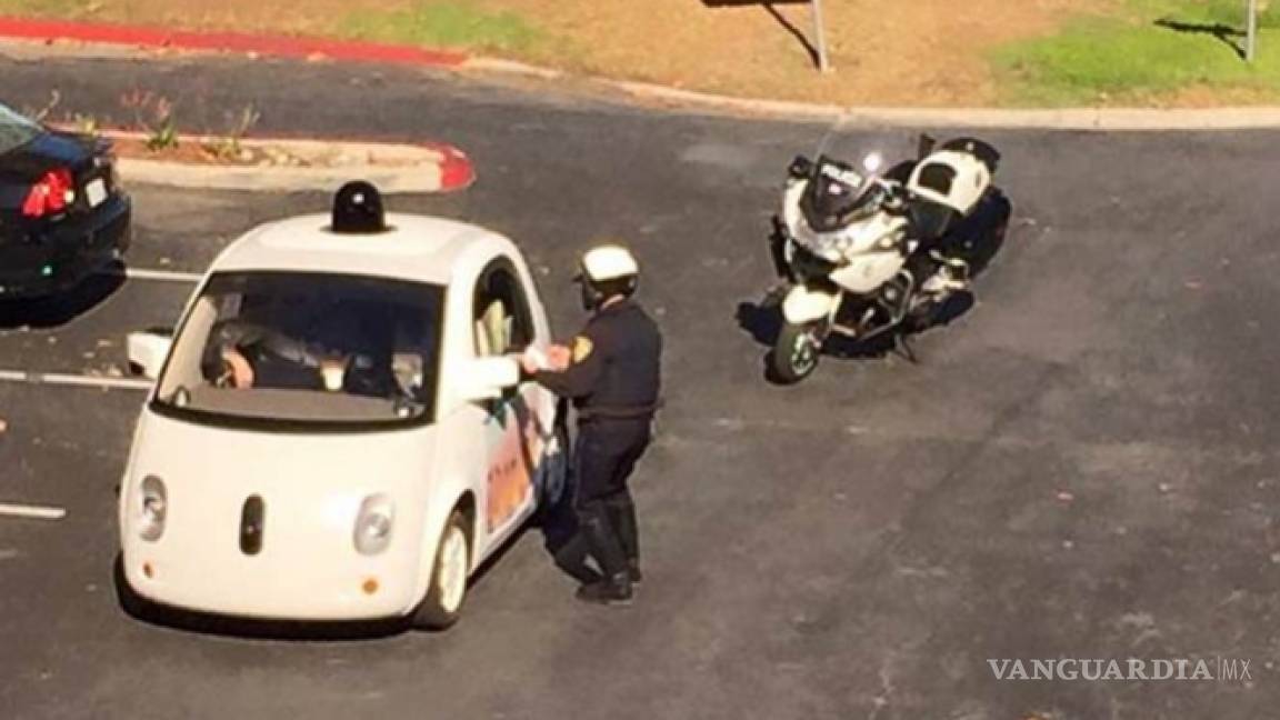 Policía 'multa' a vehículo autómata de Google