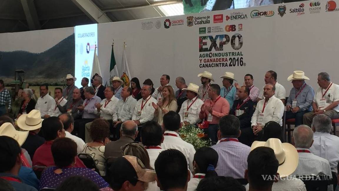 Entregan Presea Compromiso Empresarial en la Expo Agroindustria y Ganadera Canacintra 2016.