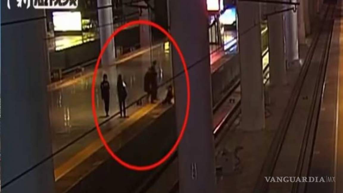 Mujer saltó a las vías del tren, todo para asustar a su novio (video)