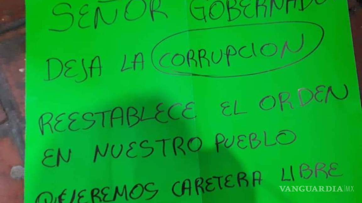 $!Silvano Aureoles empuja a maestro que le reclama por 'visita' a Aguililla en helicóptero (video)