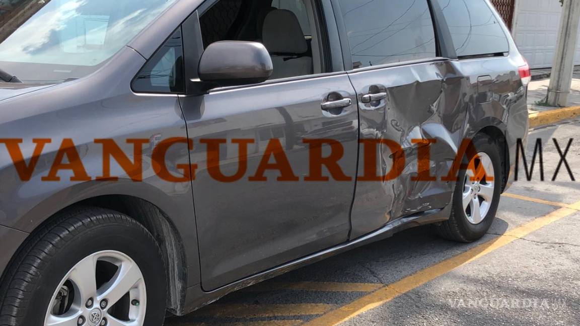 $!Motociclista queda grave tras accidente en zona Centro; camioneta le quita derecho de paso