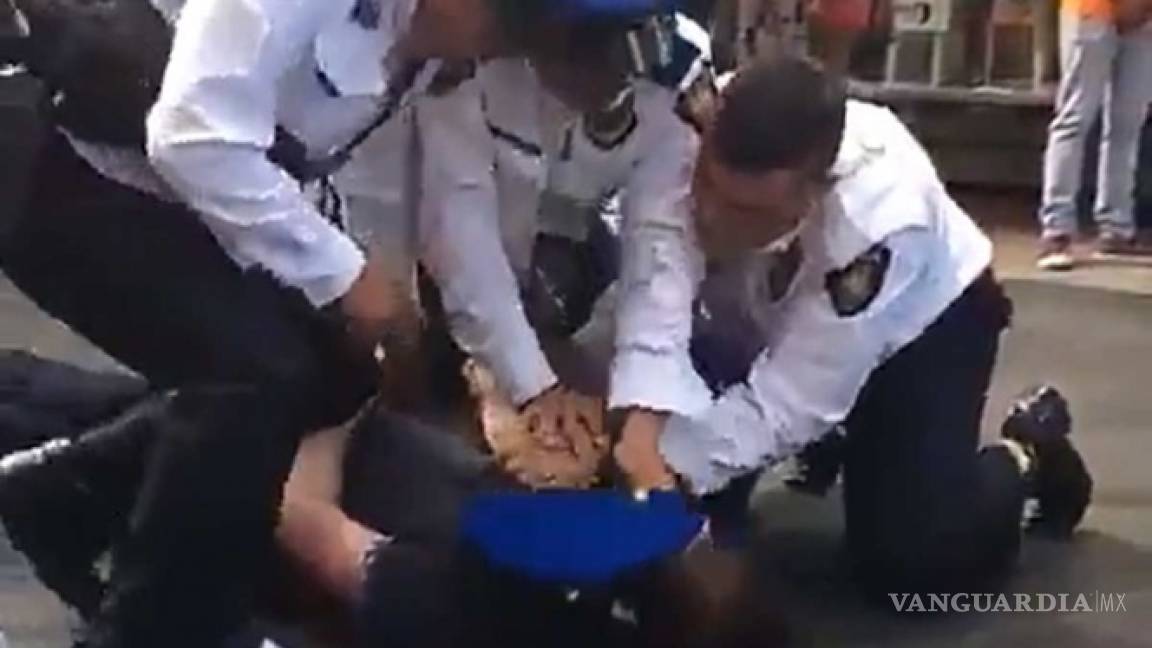 Así esposan tres policías a un hombre en Ciudad de México (video)