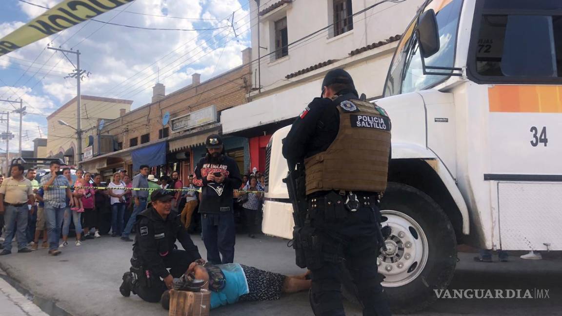 $!Mujer delicada de salud tras ser embestida por camión del transporte público en Saltillo