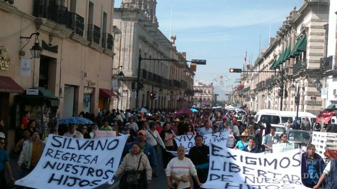 CNTE y normalistas bloquean carretera en Michoacán