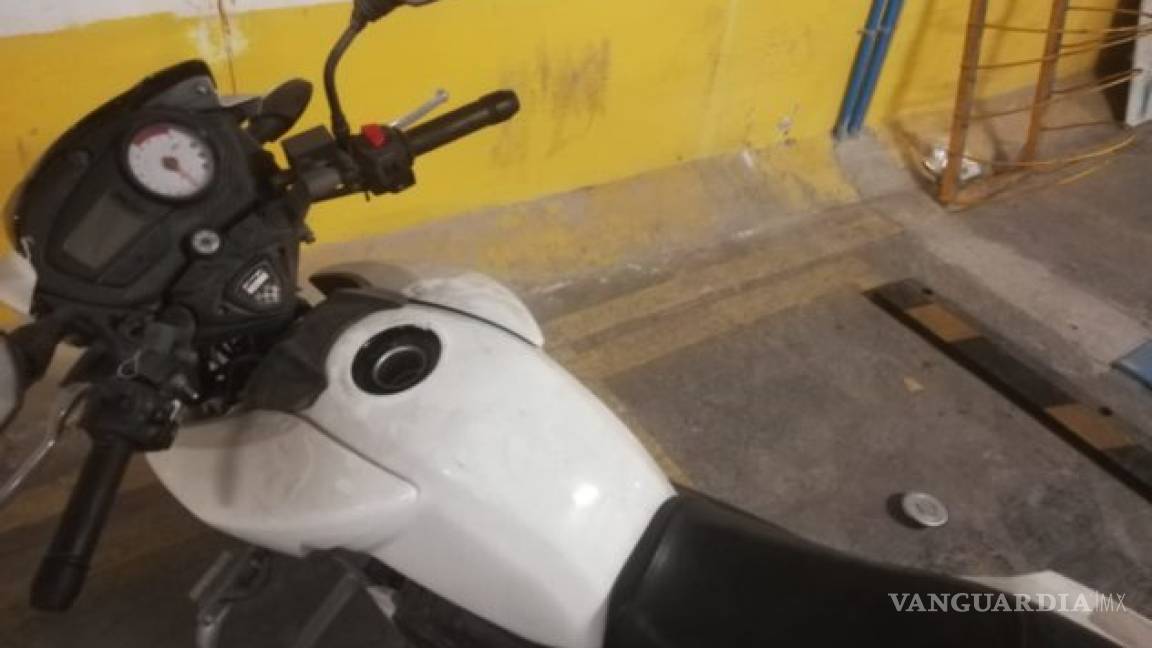 $!Detienen a funcionario capitalino por robar gasolina de otros autos