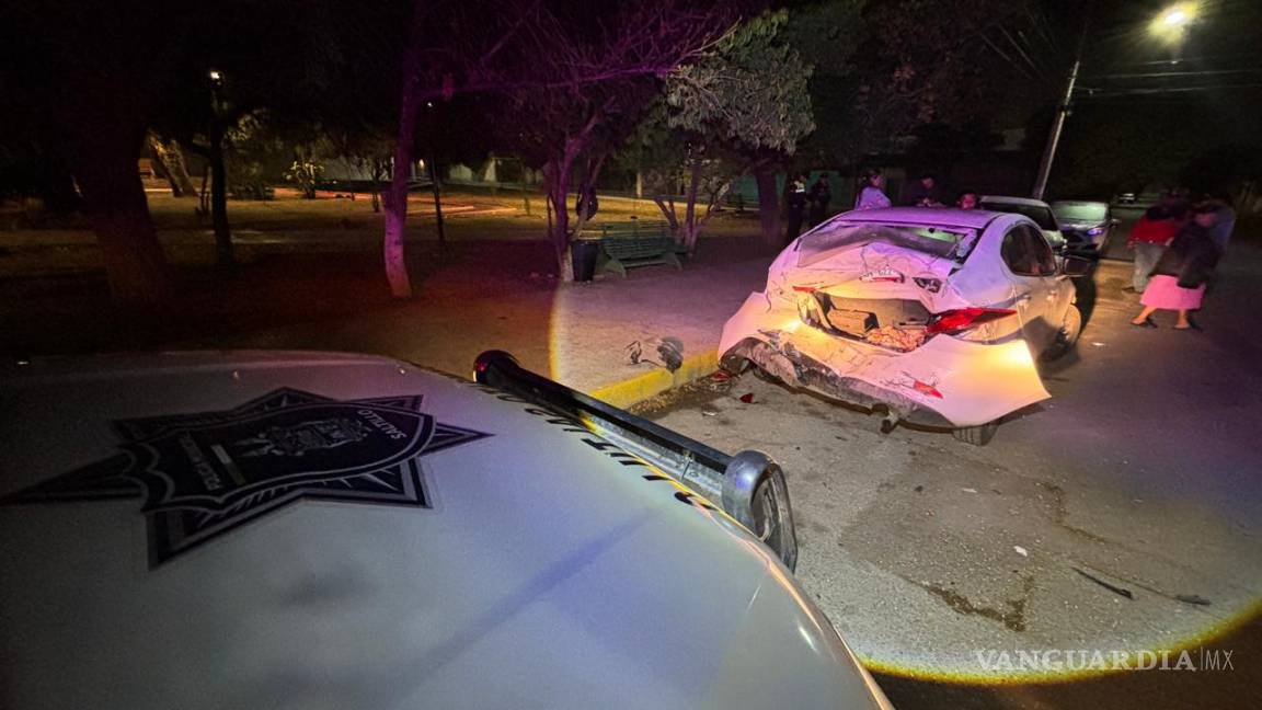 $!Vecinos de la colonia Miravalle salieron de sus domicilios tras escuchar el fuerte impacto.