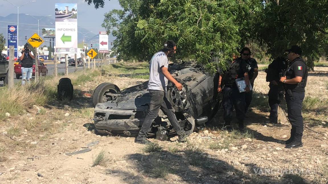 $!Vuelca de forma aparatosa en bulevar Colosio de Saltillo