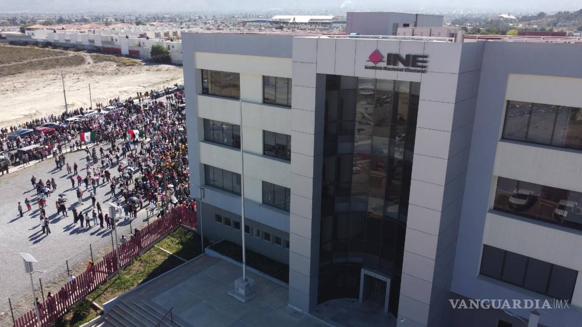 $!Grupos políticos y ciudadanos se reunieron en la sede estatal del INE, donde expresaron estar en contra de la Reforma Electoral.