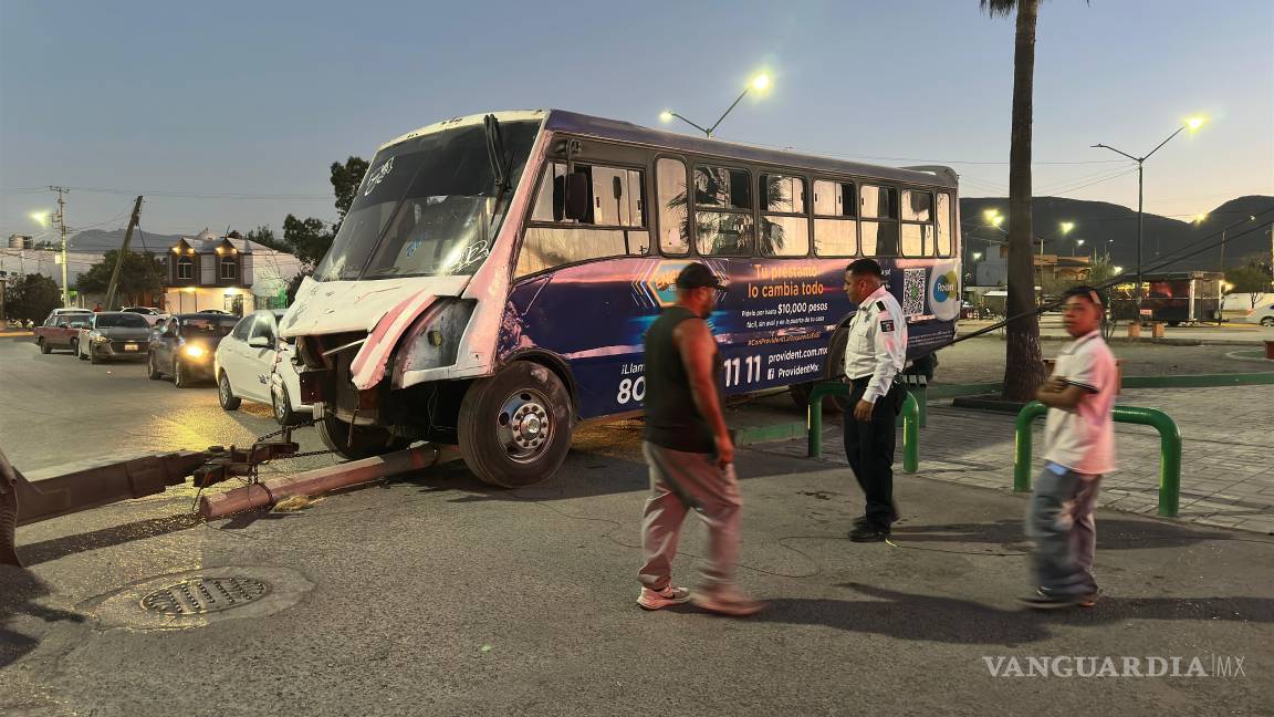 Se queda sin frenos ruta 7A, sube a la banqueta y derriba poste en Saltillo 2000