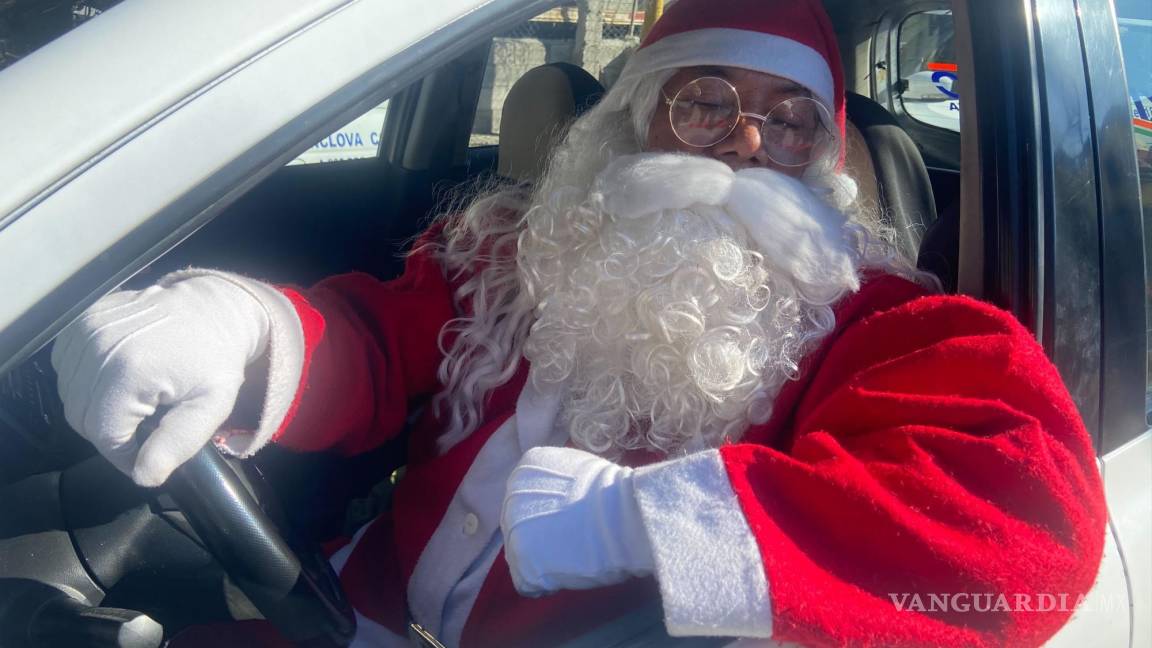 Santa recorre las calles de Monclova en taxi; reúne regalos para niños vulnerables (video)