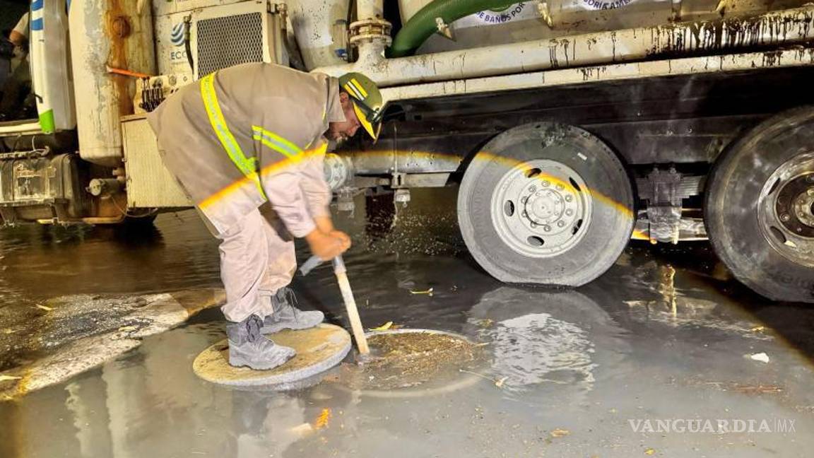 $!Cuatro calles del ejido El Tajito quedaron anegadas tras el desbordamiento de agua en las alcantarillas.