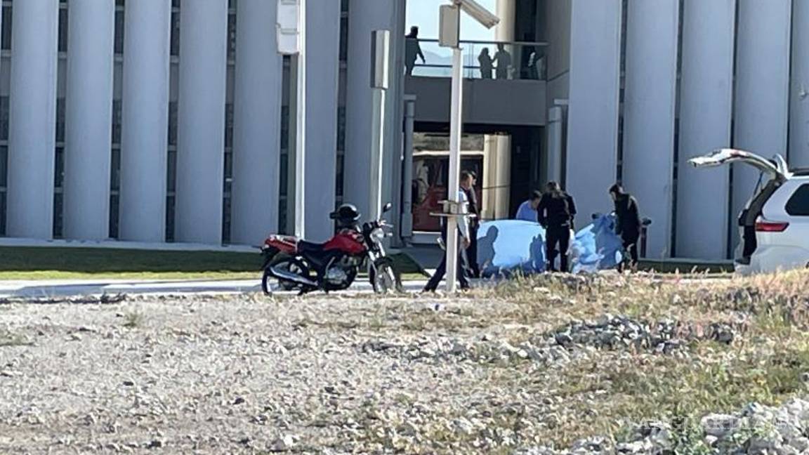 $!La esposa e hijos de la víctima arribaron al lugar al ser notificados del fallecimiento.