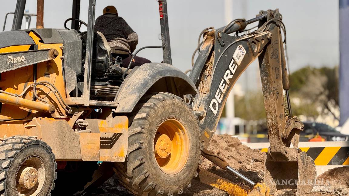 $!Personal del SIMAS realiza excavaciones y labores técnicas para renovar la red de drenaje.
