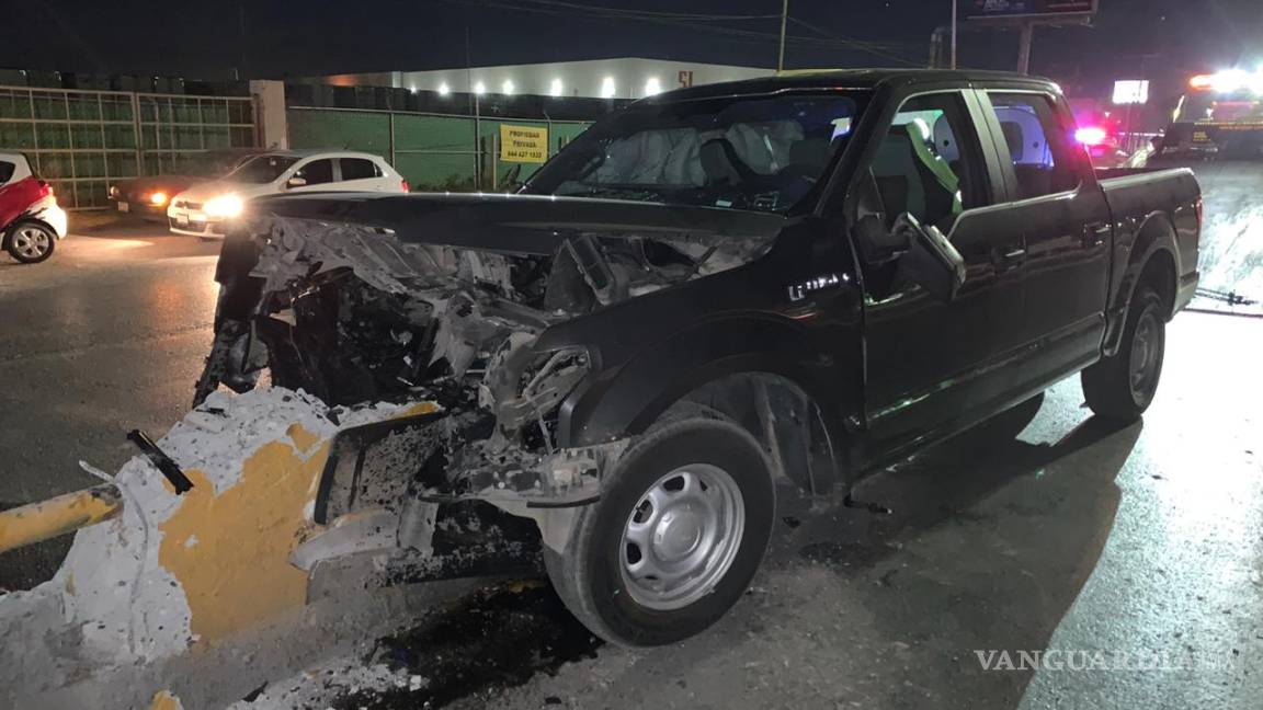 Conductor ebrio se queda dormido al volante y choca contra protección de puente