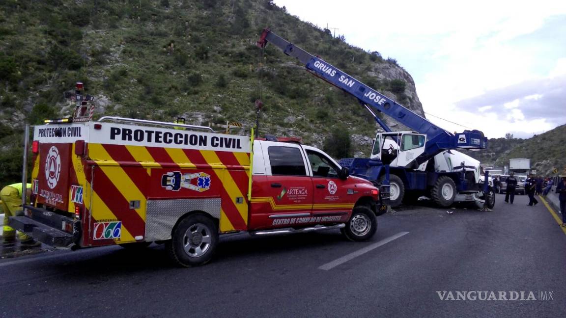 $!Tráiler impacta grúa que quitaba restos de choque