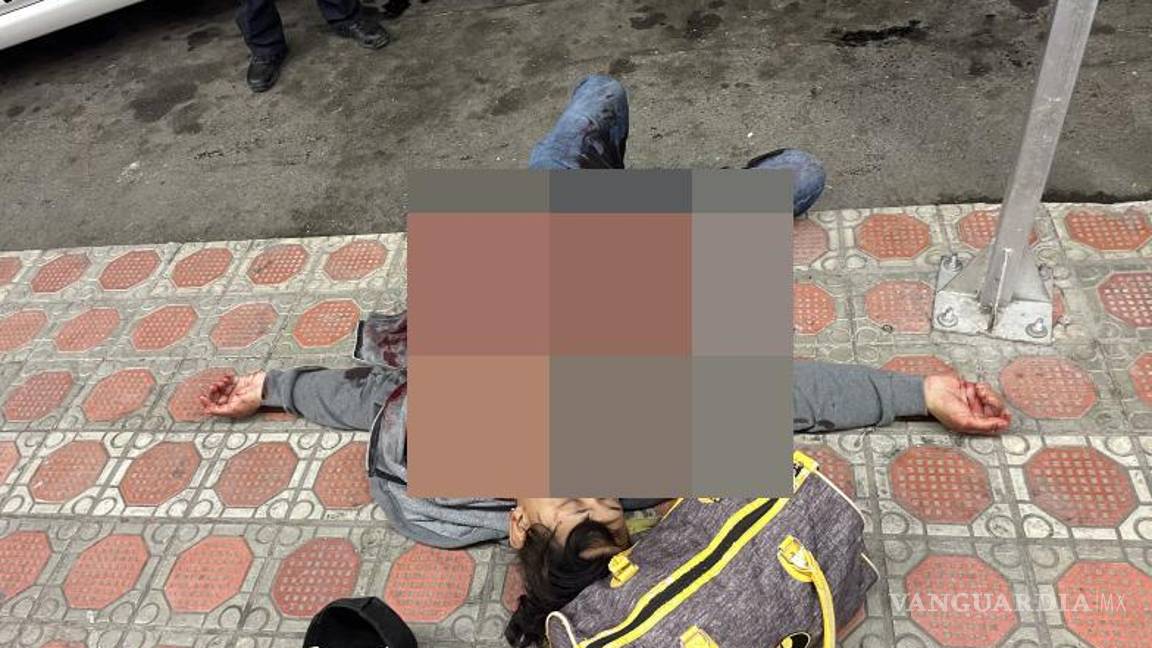 $!El hombre quedó tendido afuera de su domicilio.