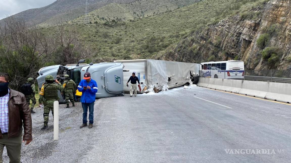 Cierran la carretera 57 con dirección de Saltillo a Matehuala por volcadura de trailer