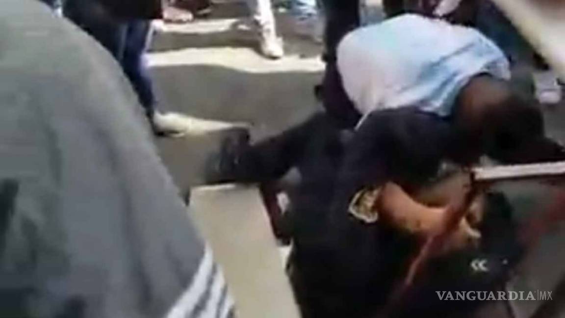 Policía pierde pistola en pelea contra comerciante de la CDMX (video)